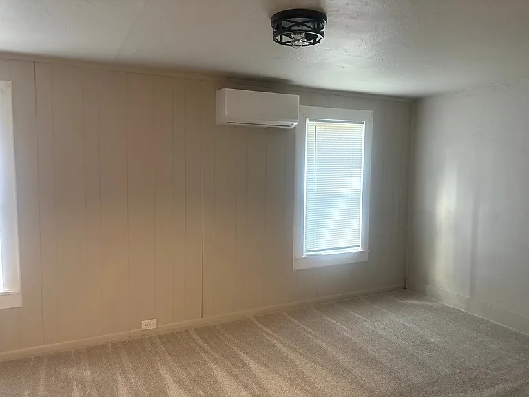 middle bedroom