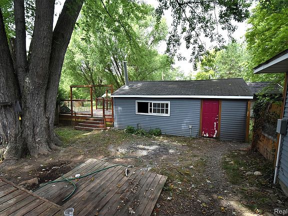 5th image of 3044 Seymour Rd