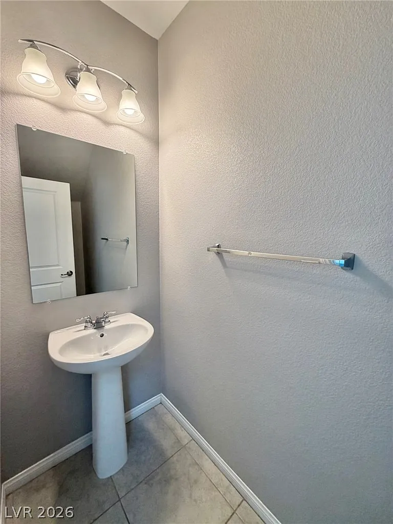 3 bed, 2.5 bath, 2054 sqft, $2,300 — Photo 3
