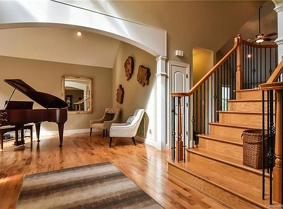 3rd image of 118 Twin Courts Dr