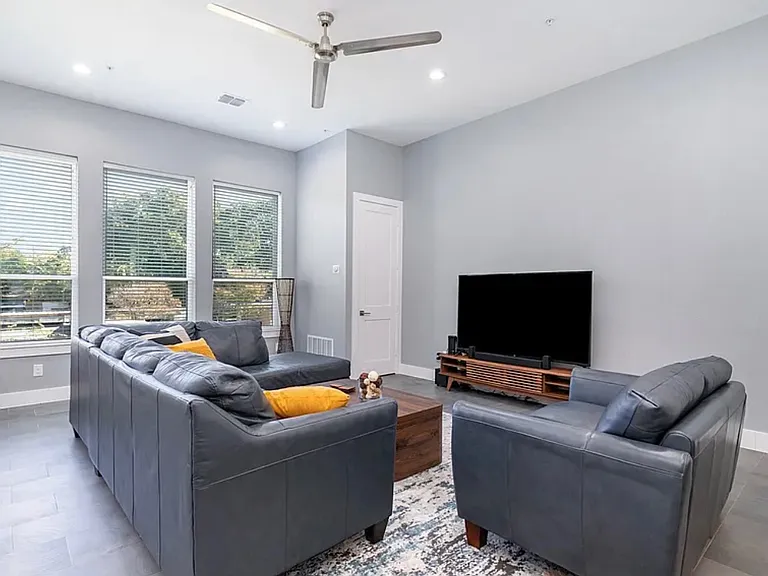 2239 Lovedale Ave — Photo 10