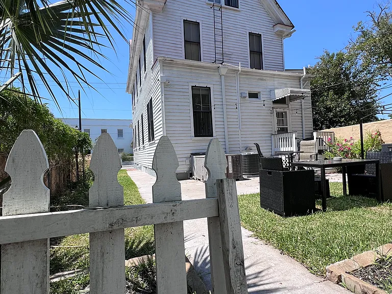58 Pitt St #B — Photo 31
