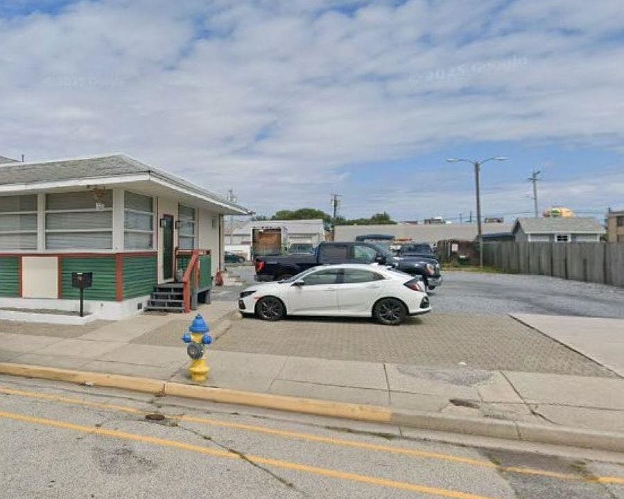 1st image of 131 W Burk Ave