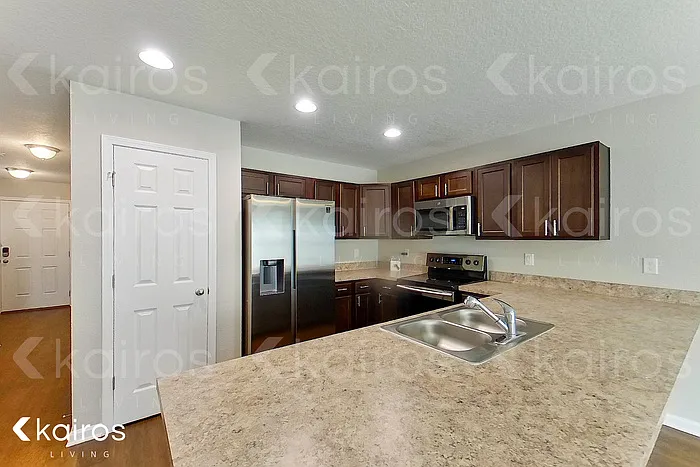 1331 Mull St — Photo 6