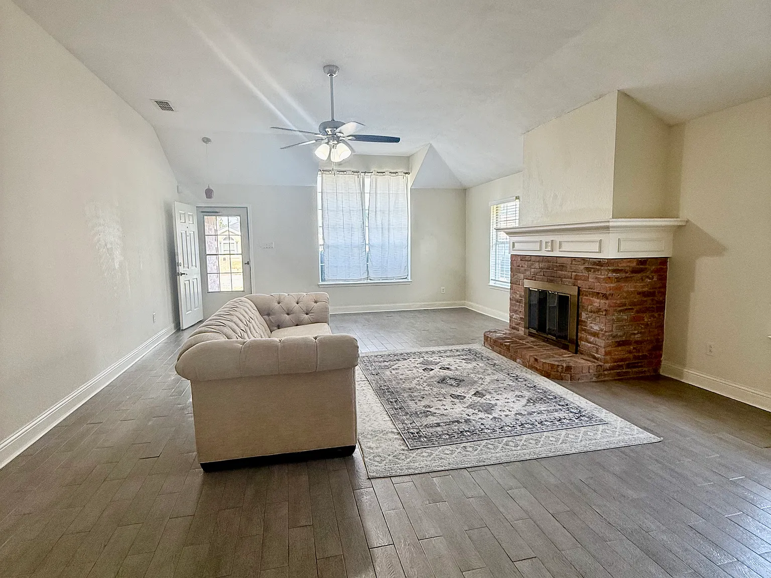 3 bed, 1604 sqft, $2,300 — Photo 2