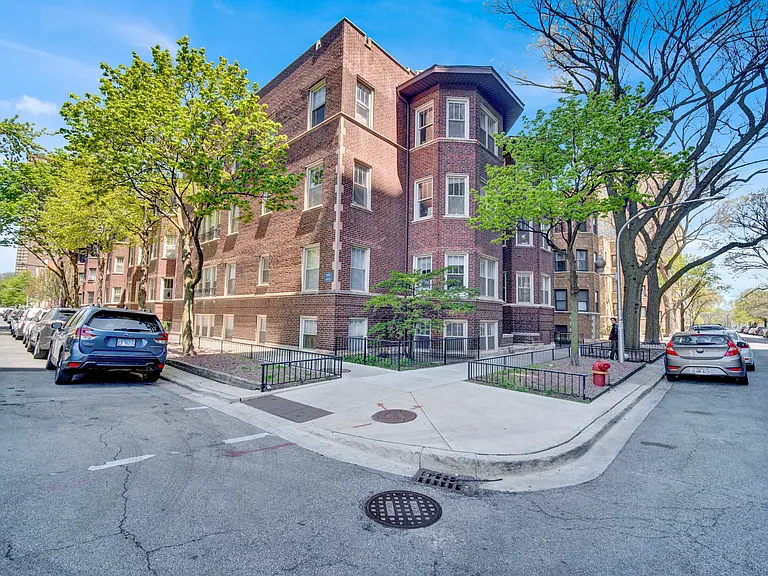 3501 N Pine Grove Ave — Photo 2