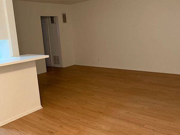 4th image of 7067 Hawthorn Ave APT 15