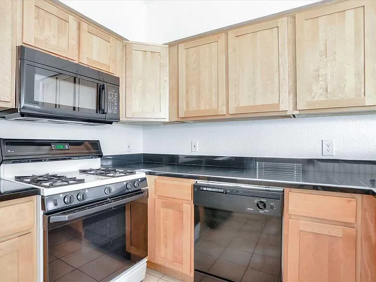 Solana Apartments — Photo 8