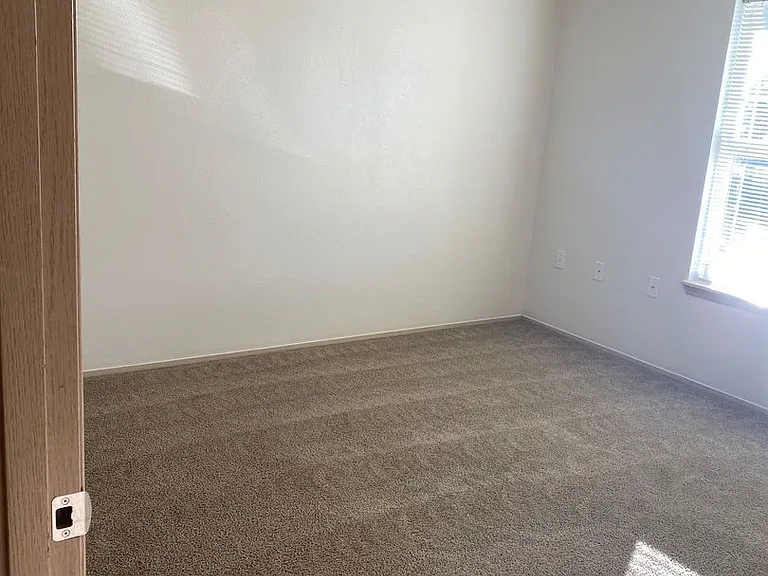 Sunrise Pointe Apartments — Photo 16