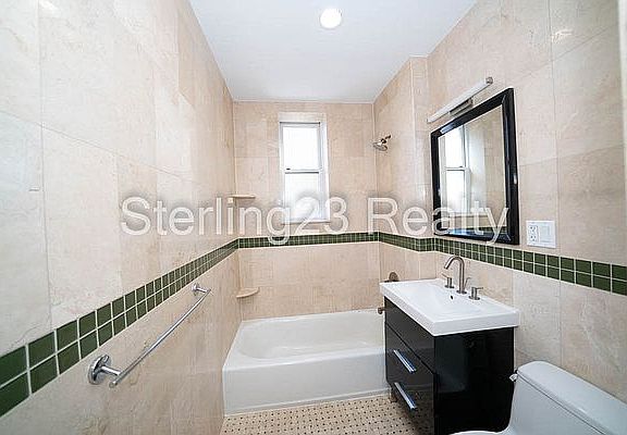 4th image of 26-20 Hoyt Ave S #2AB