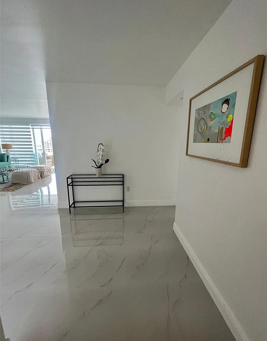 Commodore Club West Condo — Photo 4