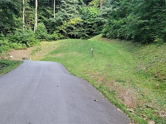 4th image of 20 Aberdene Ln #20