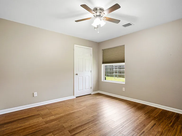 Secondary bedroom.