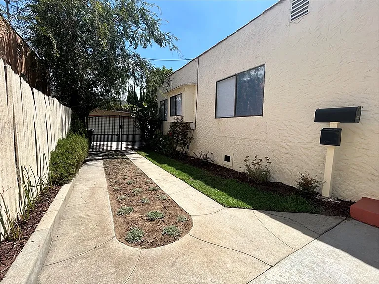 214 E Stocker St — Photo 30