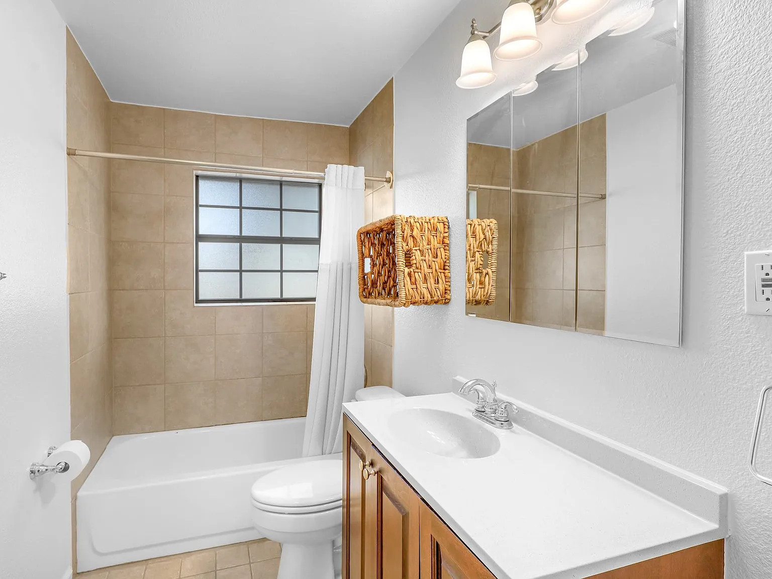 3 bed, 2.0 bath, 1192 sqft, $2,200 — Photo 4