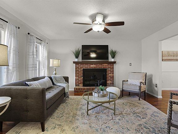 5th image of 16 Cottonwood Glen Dr