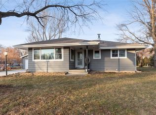 1040 Morrison Dr, Robins, IA 52328