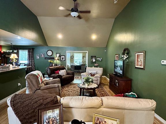 3rd image of 1721 Peterson Dr