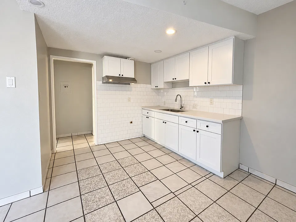 6333 Corona Ave #3