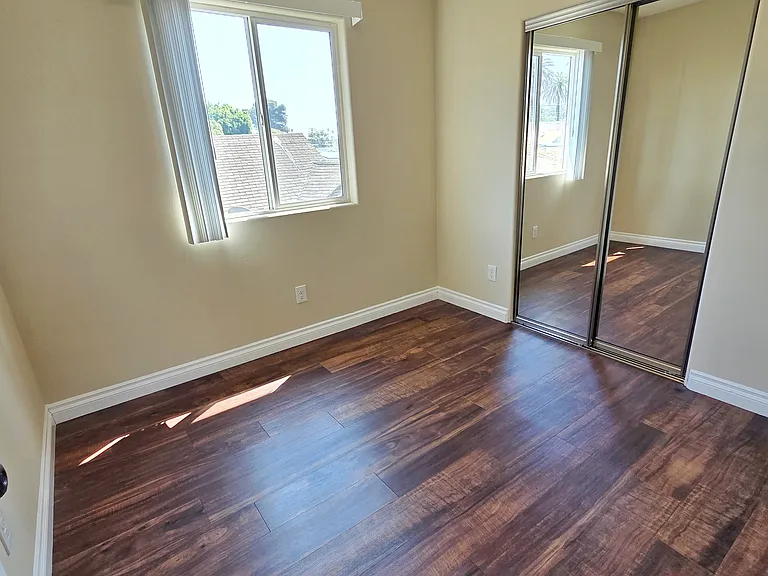 1719 W 39th Pl — Photo 8