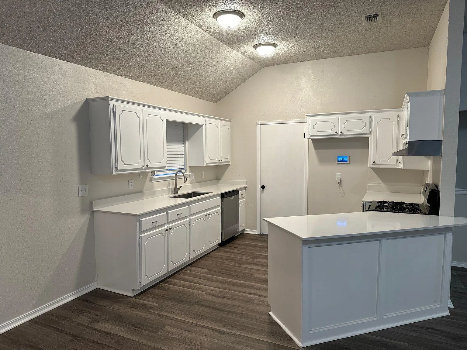 3 bed, 1574 sqft, $1,950 — Photo 2