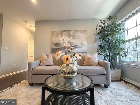 4th image of 205 Castleton Ct