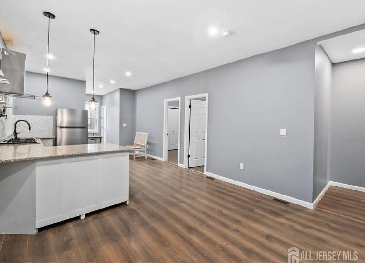 3 bed, 1.0 bath, 3020 sqft, $2,250 — Photo 2