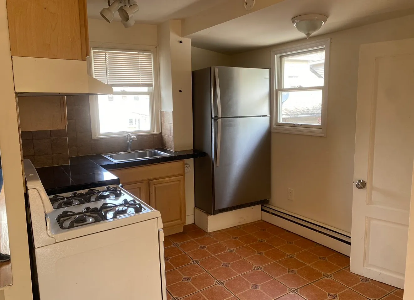 2 bed, 750 sqft, $2,500 — Photo 4