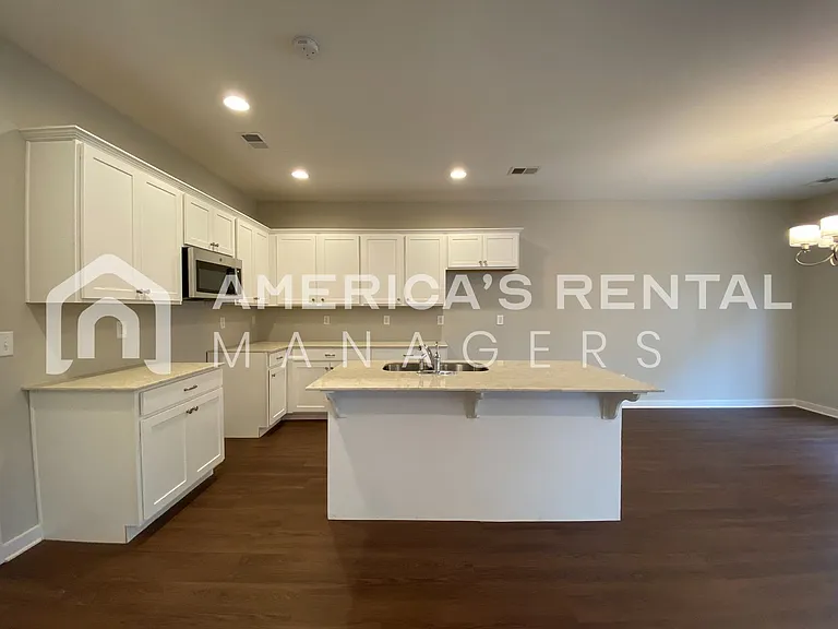 7950 Saint James Dr — Photo 2
