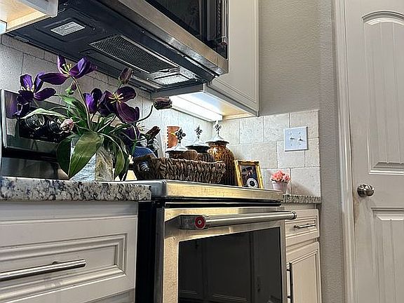5th image of 10405 Valencia Ave