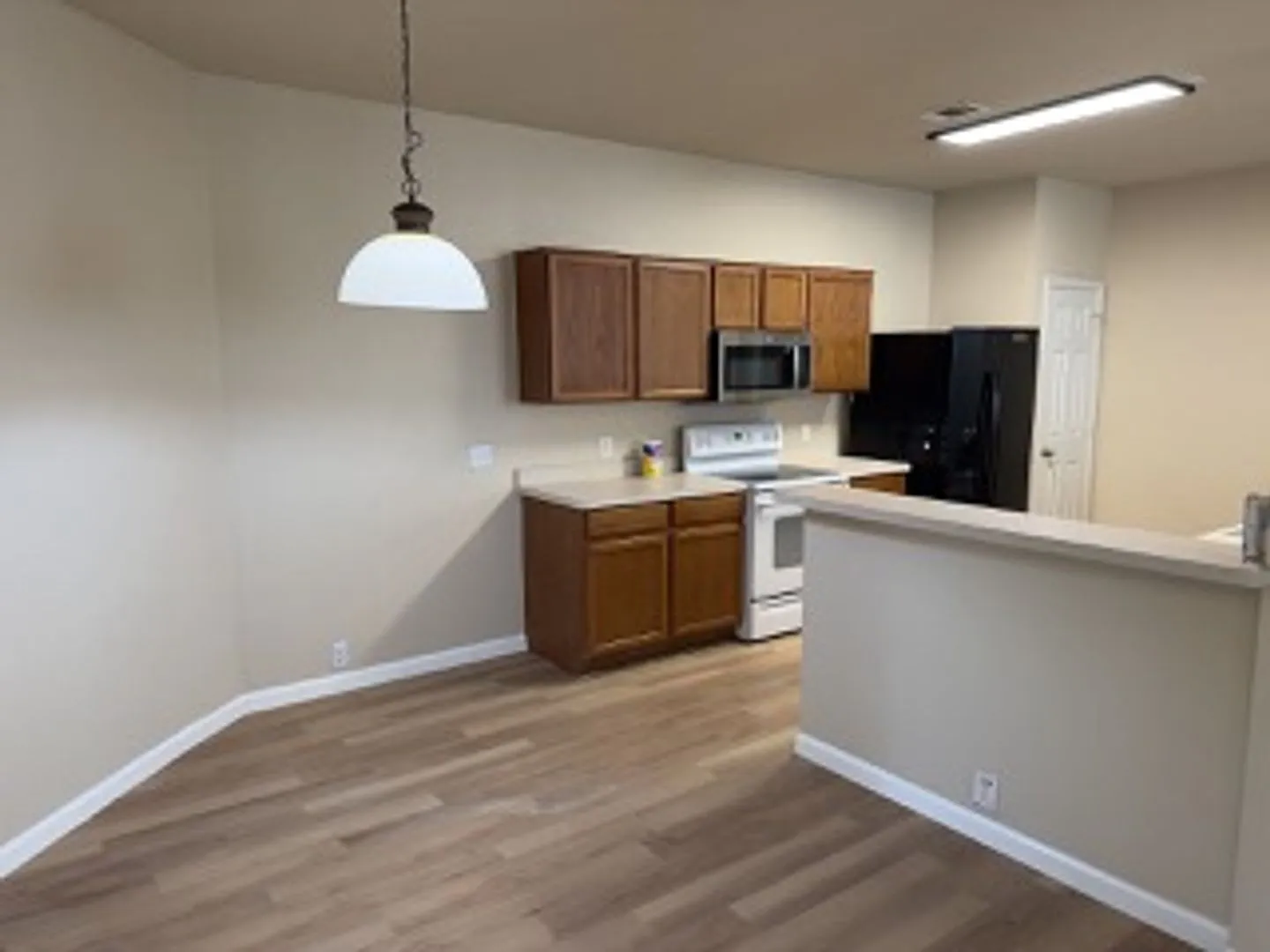 Charming 3 bedroom - Available now!! — Photo 4