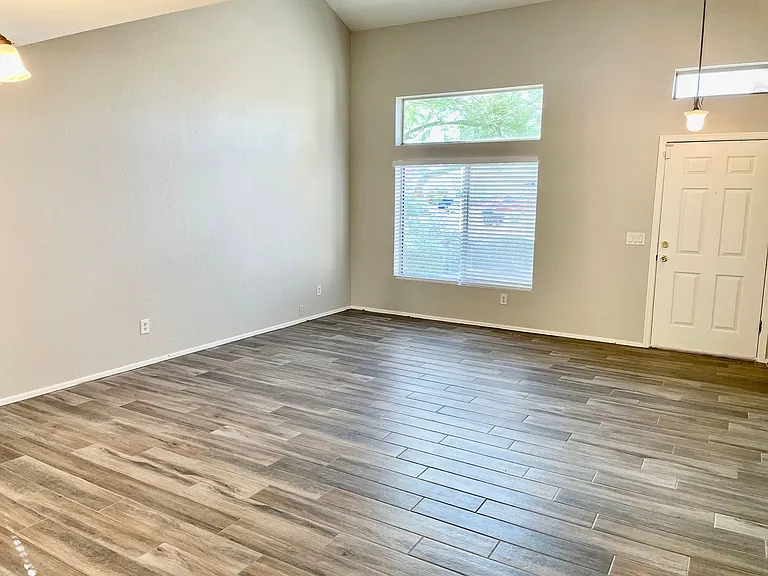 9820 W Pioneer St — Photo 4