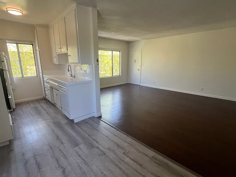 812 N Martel Ave #10 — Photo 8