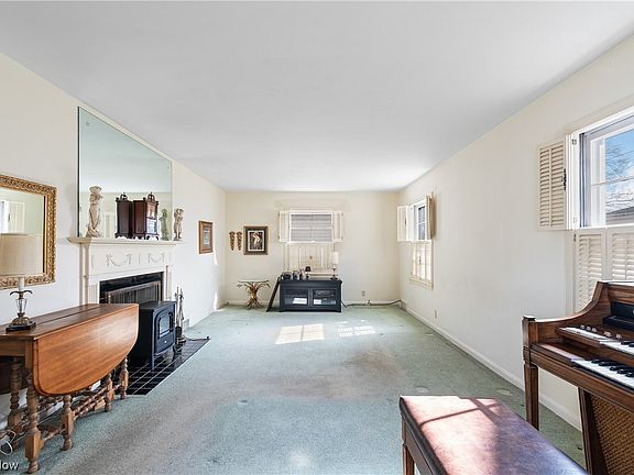 3rd image of 193 White Pond Dr