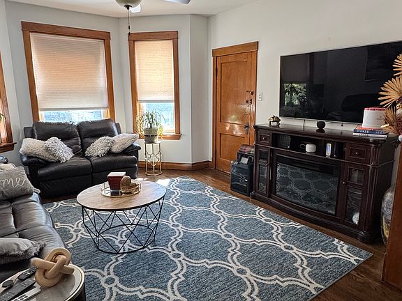 3rd image of 2944 W Fletcher St #2