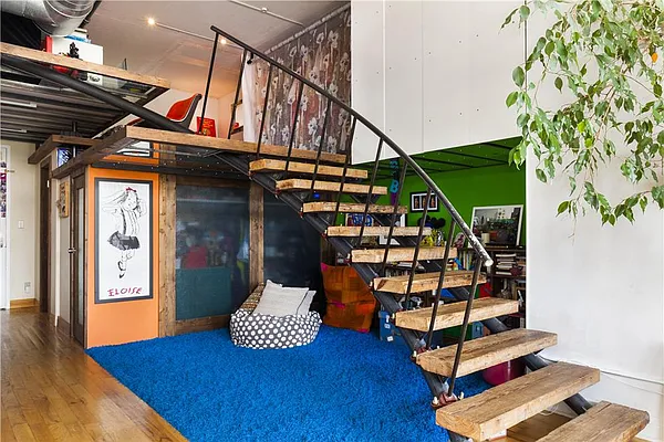 Sold by R New York | media 2