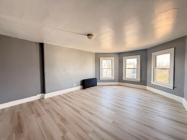 265 N Laurel St — Photo 7