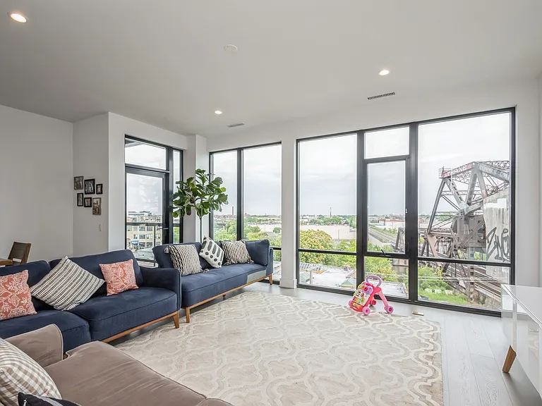 1701 W Webster Ave #608 — Photo 1
