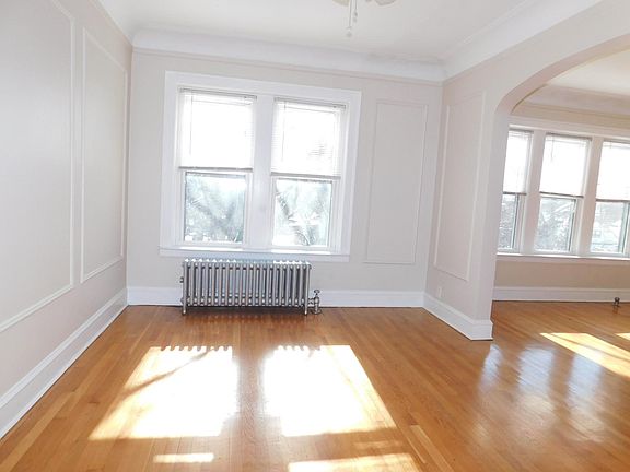 3rd image of 1916 W Morse Ave APT 3S