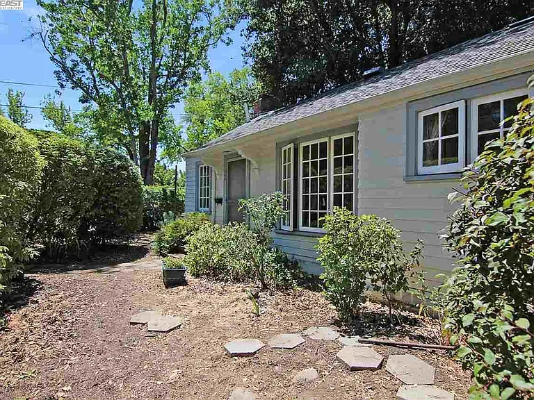 555 Hawthorne Ave — Photo 9