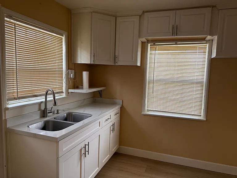 2806 N H St — Photo 14