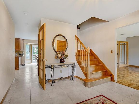 3rd image of 72 Winchester Dr