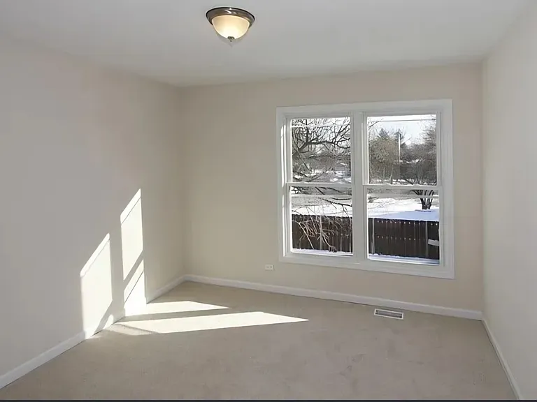 1939 Woodside Ln — Photo 13