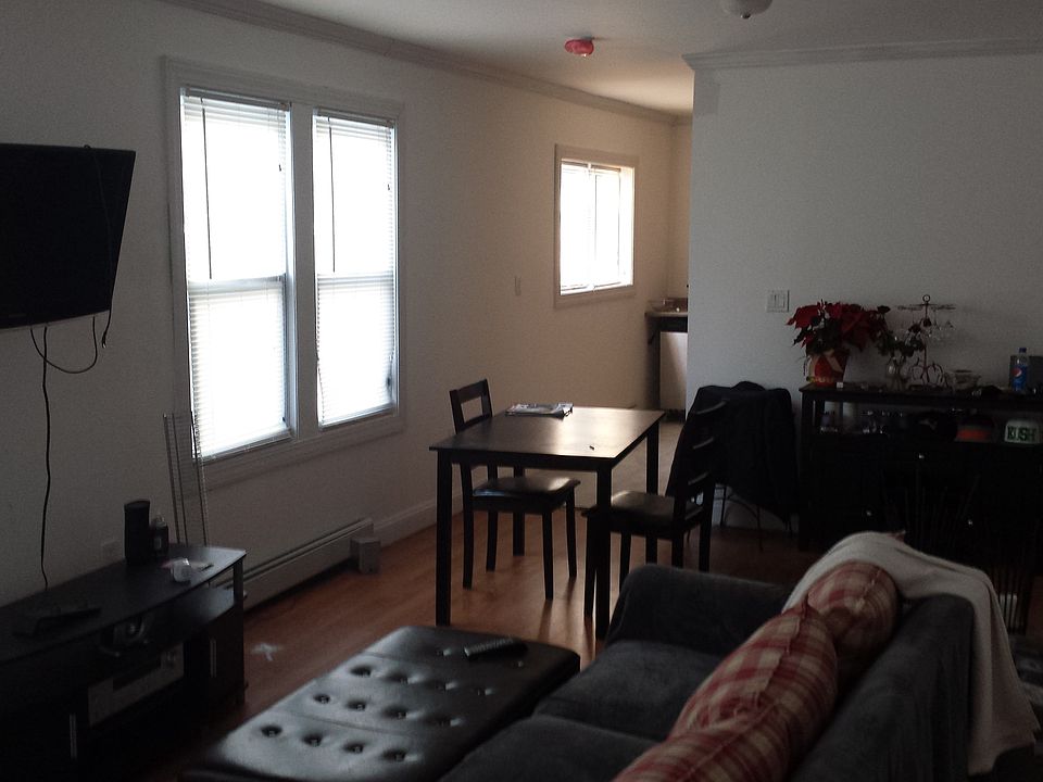 2nd image of 28 Golden St #1