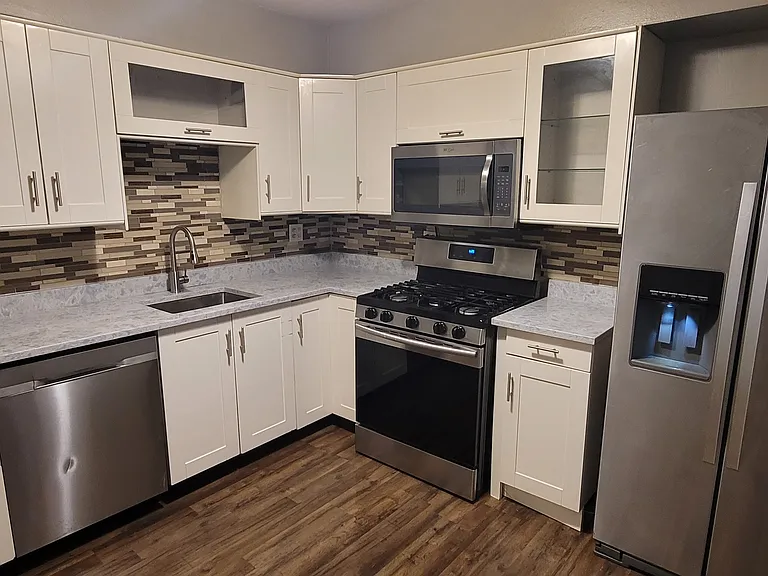 445 E Lincoln St — Photo 13