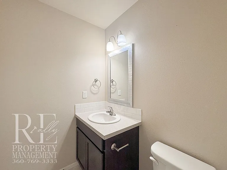 690 SE Olga Cir — Photo 10