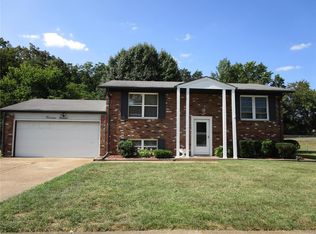 1411 Noche Ln, Fenton, MO 63026
