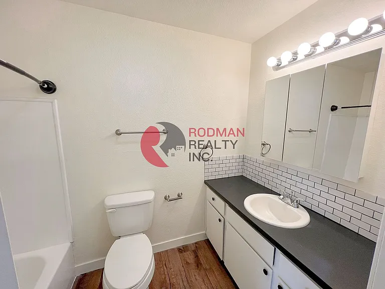 Studio West Apartments — Photo 11