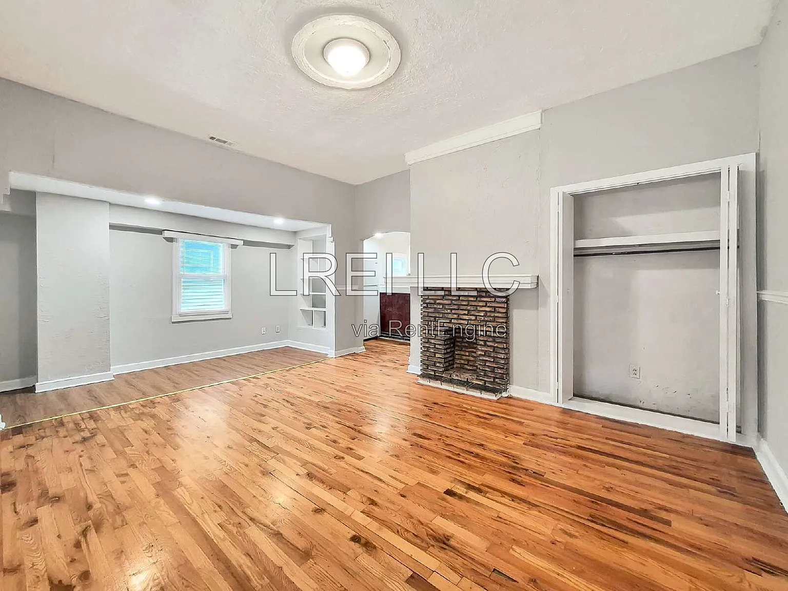 2 bed, 1.0 bath, 843 sqft, $965 — Photo 2