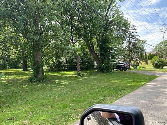5th image of 44505 Davis Dr